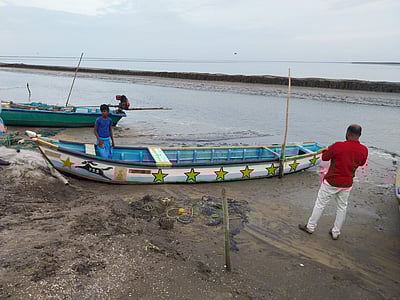 வேதாரண்யம் அருகே கரை ஒதுங்கிய ஆளில்லா இலங்கைப் படகு 